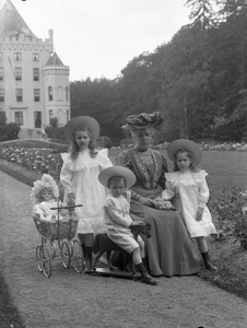 808617 Portret van (waarschijnlijk) Maria Christina Catharina van Nagell - van Eck (1854-1932) met haar kleinkinderen ...